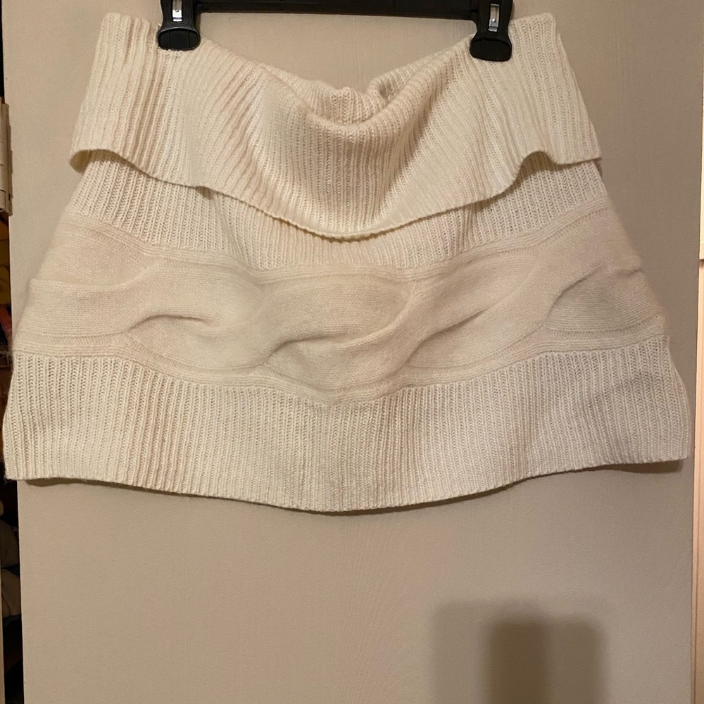 (NWT) WHITE HOUSE BLACK MARKET soft shawl.